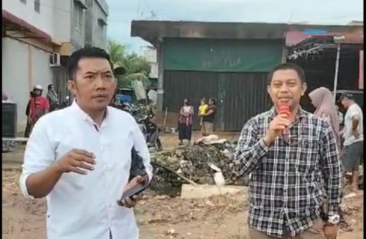 foto Muhammad hakim,ST mendampingi bapak Ipe perwakilan dari DLH kota batam di lokasi demo.