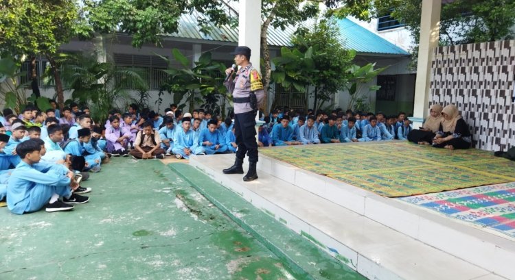 Bhabinkamtibmas Polsek Sekupang Hadiri Sosialisasi Pencegahan Perundungan dan Kekerasan Berbasis Sekolah di SMPN 25 Kota Batam