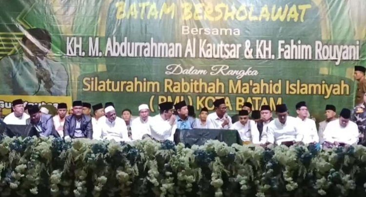 Batam Bersholawat: Silaturahim RMI Kota Batam Dipenuhi Inspirasi dan Kesan dari Gus Kautsar di Pondok Pesantren Al-Ustmaniah