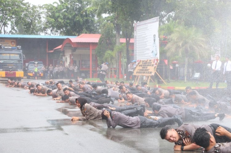 Kapolresta Barelang Pimpin Upacara Korp Raport Kenaikan Pangkat 66 Personel Polresta Barelang Periode 1 Januari 2024