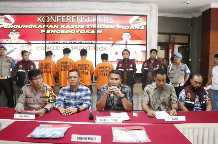 Kasat Reskrim Polresta Barelang Gelar Konferensi Pers Kasus Pengeroyokan di Malam Tahun Baru