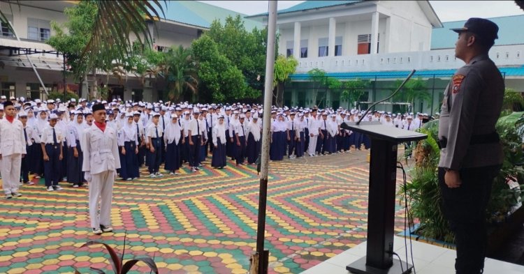 Pimpin Upacara di SMP 30, Wakapolsek Bengkong Imbau Siswa Tak Tawuran dan Balap Liar