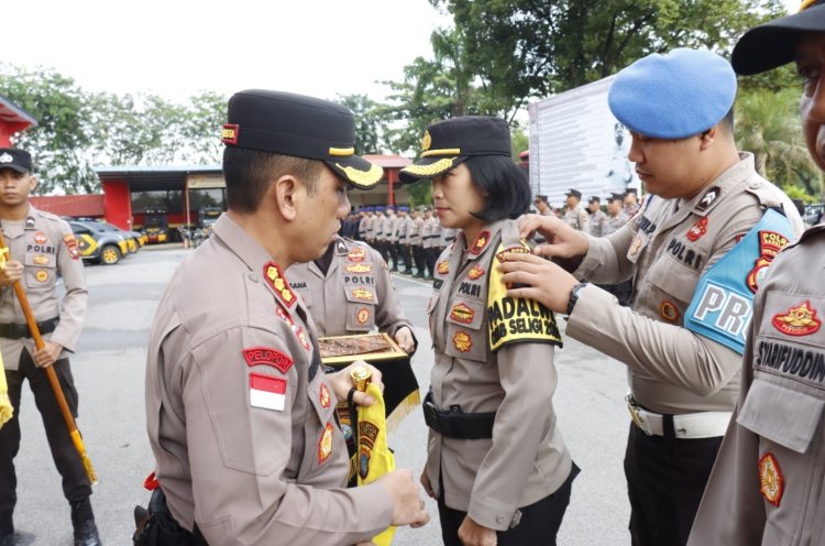 Kapolresta Barelang Pimpin Upacara Pemberian Penghargaan Polsek Terbaik Periode Desember 2023 dan Pemberian Penghargaan Kepada Personil Berprestasi