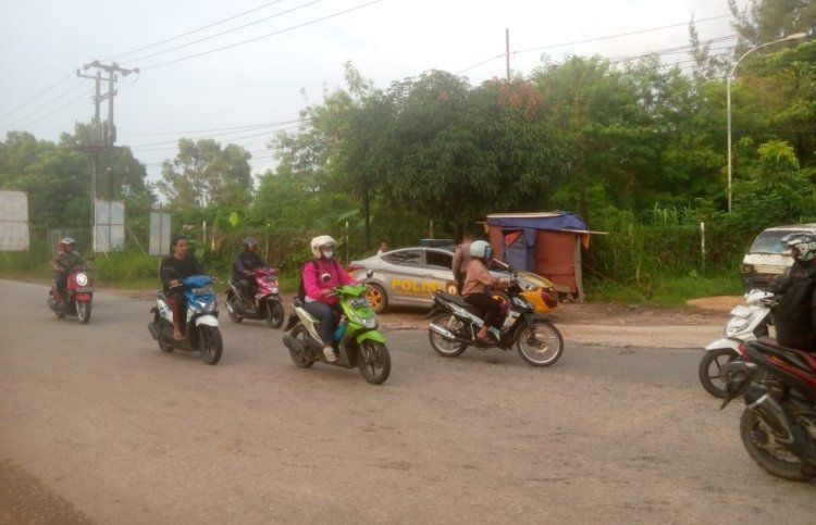 Personil Polsek Sungai Beduk Polresta Barelang Laksanakan Pengaturan Lalu lintas Sore antisipasi kemacetan pada sore hari