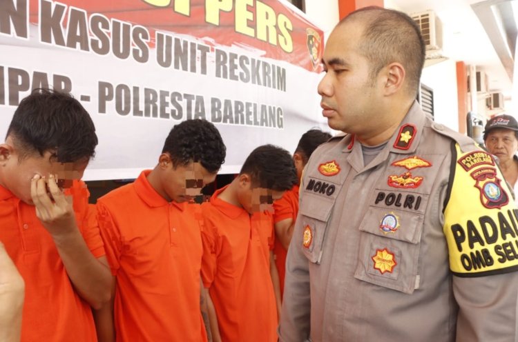 Kapolsek Batu Ampar Gelar Konferensi Pers Ungkap Pelaku Curanmor dan Pertolongan Jahat