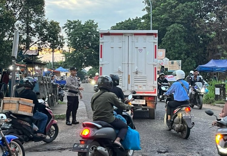 Personil Polsek Sungai Beduk Polresta Barelang Laksanakan Strong Point Sore antisipasi kemacetan pada sore hari