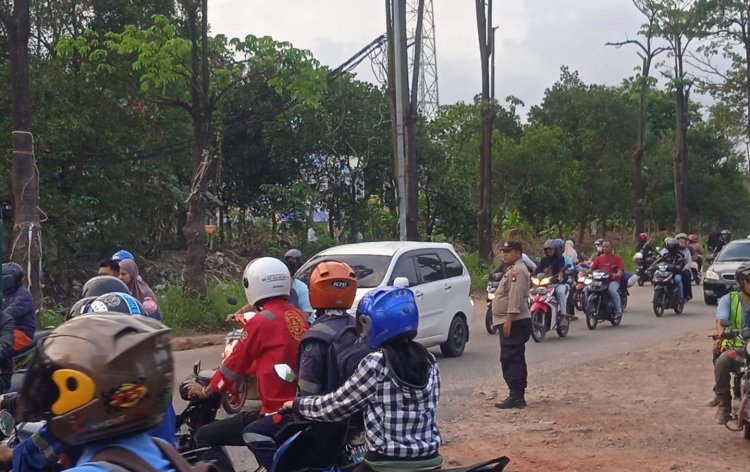 Personil Polsek Sungai Beduk Polresta Barelang Laksanakan Strong Point Sore antisipasi kemacetan pada sore hari