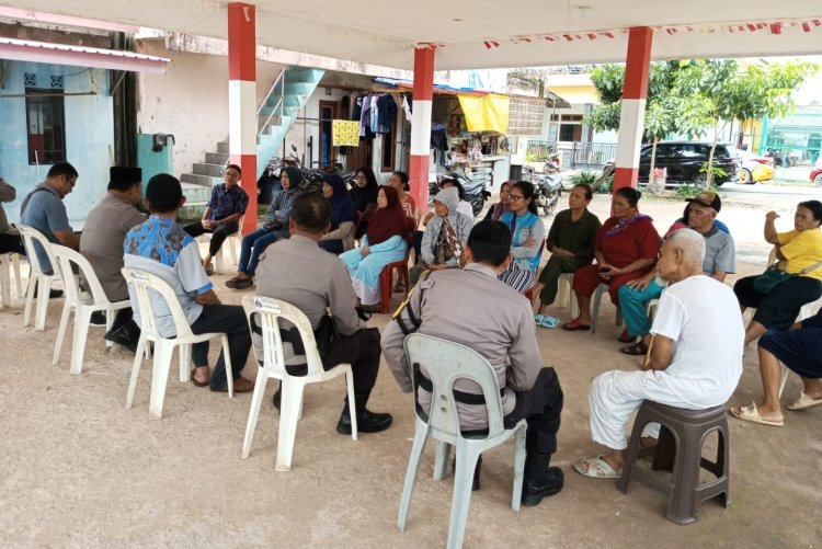 Polsek Sungai Beduk Polresta Barelang Salurkan Bantuan Sosial dan Gelar Minggu Kasih di Kav. Bukit Ayu Lestari Kel. Mangsang