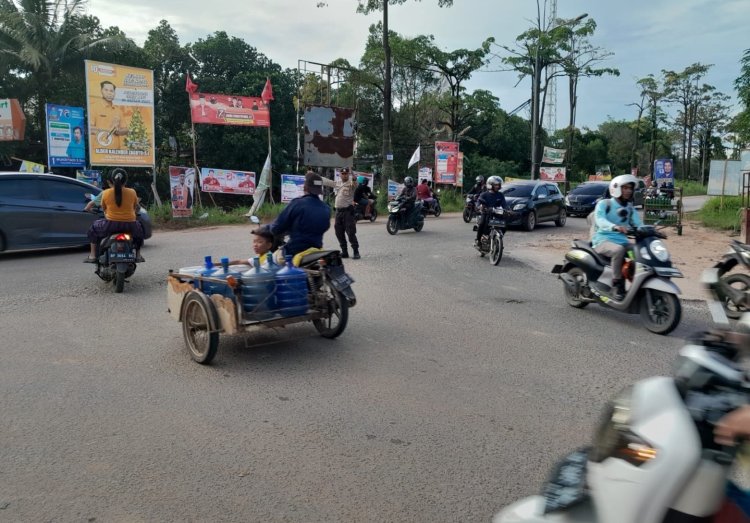 Personil Polsek Sungai Beduk Polresta Barelang Laksanakan Strong Point Sore antisipasi kemacetan pada sore hari