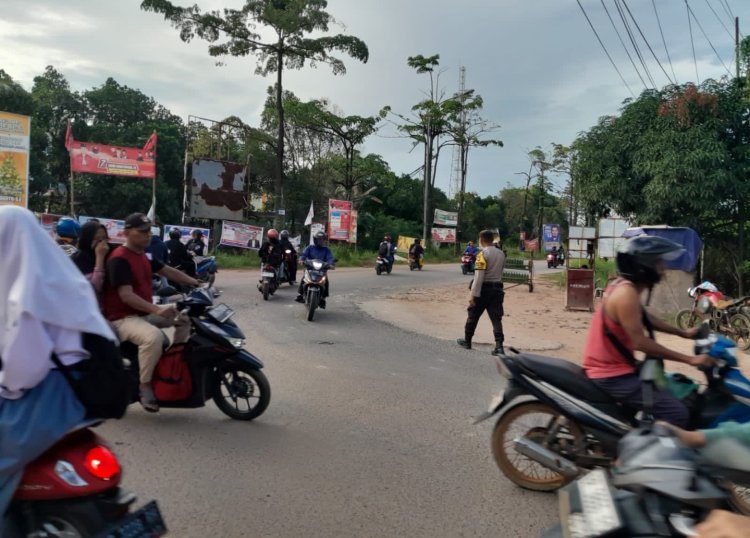 Personil Polsek Sungai Beduk Polresta Barelang Laksanakan Strong Point Pagi antisipasi kemacetan pada pagi hari