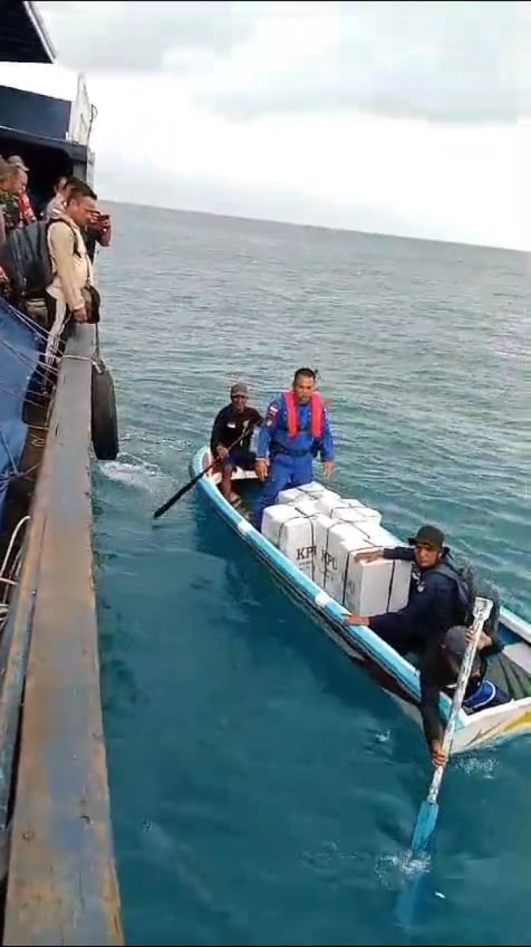 Personel Polres Bintan dan Polsek Tambelan Kawal Logistik Pemilu Tahap 1 Untuk Desa Pulau Terluar Kecamatan Tambelan