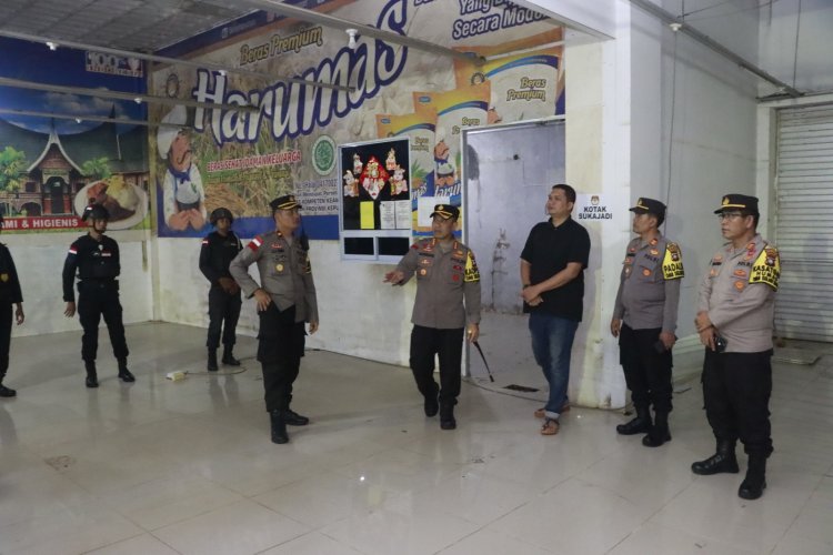 Kapolresta Barelang Kunjungi dan Berikan Semangat Kepada Petugas KPPS yang Sampai Larut Malam Masih Melakukan Perhitungan Hasil Pencoblosan di TPS