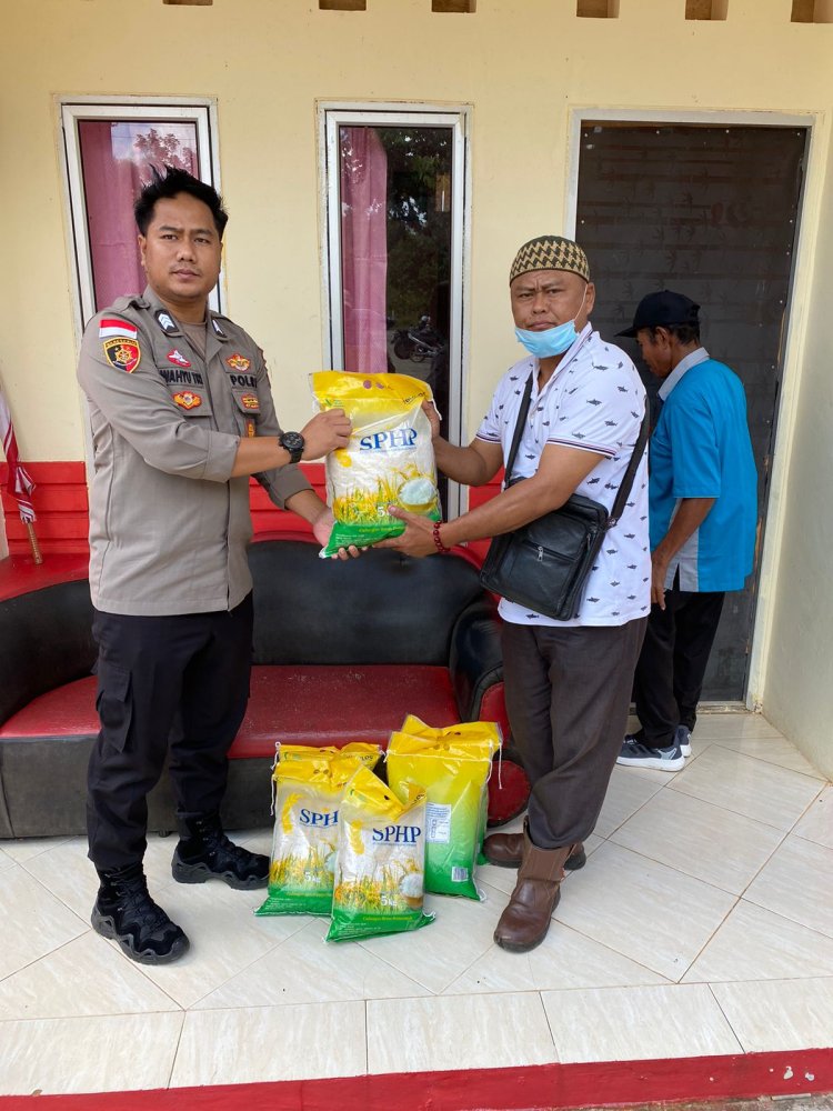 Kegiatan Bantuan Sosial (Bansos) Polsek Sungai Beduk Polresta Barelang kepada Masyarakat Sungai Daun Kel. Tanjung Piayu