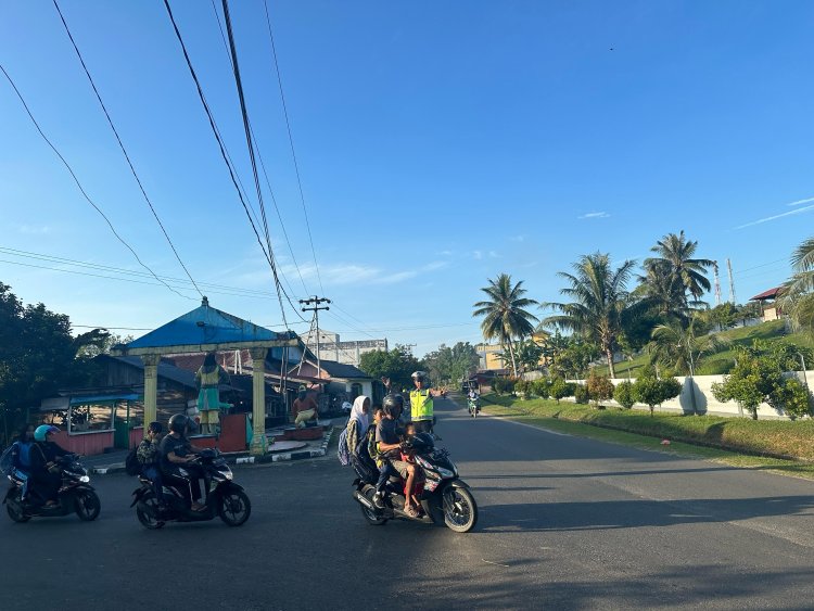 Satlantas Polres Lingga Berikan Pelayanan Prima Kepada Masyarakat Dengan Mengatur Lalulintas