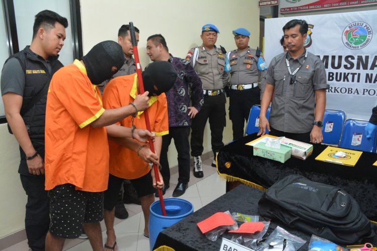 Narkotika jenis sabu seberat 344.2 gram dimusnahkan oleh Ditresnarkoba Polda Kepri