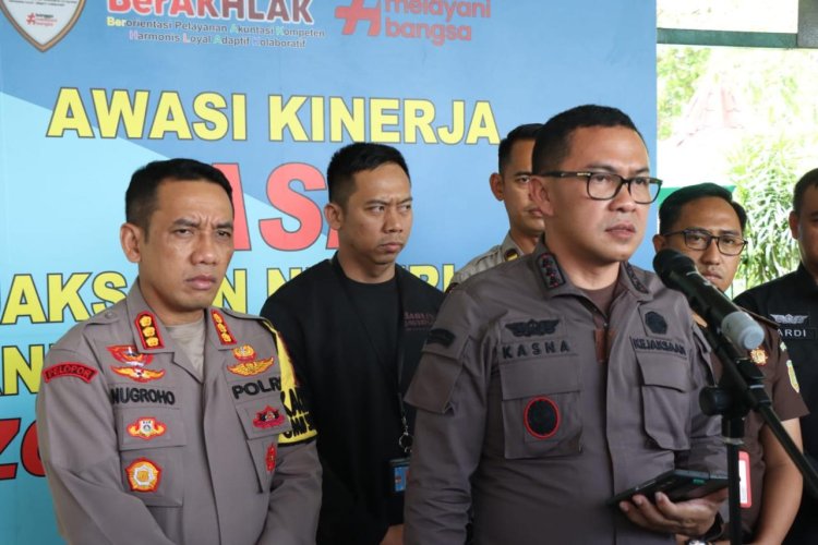 Satgas anti mafia bola Polri serahkan 4 tersangka dan barang bukti judi online ke Kejaksaan Negeri Batam