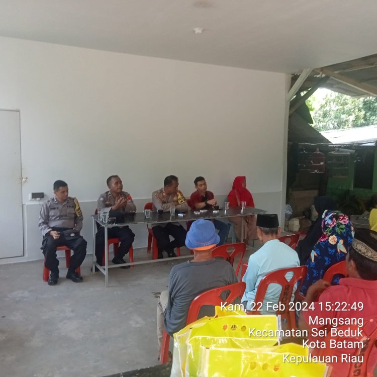 Polsek Sungai Beduk Melakukan Door to Door System dan Sosialisasi Kamtibmas serta Bantuan Sosial kepada Masyarakat Mangsang Kebun Kelurahan Mangsang