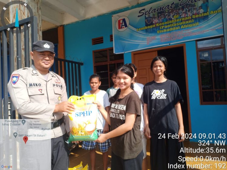 Personil Polsek Sungai Beduk Polresta Barelang menyambangi Panti Asuhan (door to door system)  dan sampaikan Pesan pesan Kamtibmas  serta laksanakan Bantuan Sosial (Bansos)