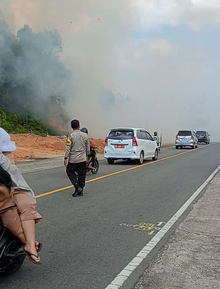 Luar Biasa, Kasat Reskrim dan Bhabinkamtibmas Berjibaku Padamkan Karhutla