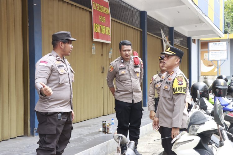 Wakapolresta Barelang Melakukan Pengecekan Petugas Pengamanan TPS Dalam Pelaksanaaan Pemungutan Suara Lanjutan di 8 TPS Kec. Lubuk Baja, Kota Batam