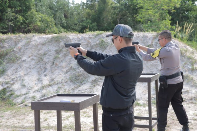 Keseruan Latihan Menembak Polres Lingga Bersama Awak Media