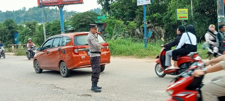 Personil Polsek Sungai Beduk Polresta Barelang Laksanakan Strong Point Pagi antisipasi kemacetan pada pagi hari