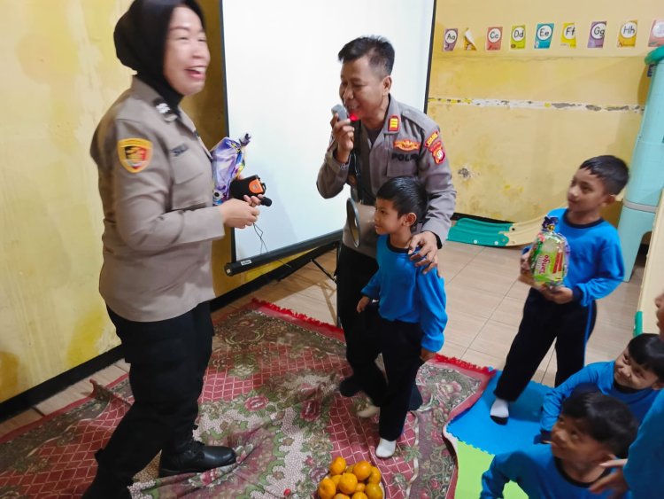 Ajarkan Sejak Dini, Personel Polsek Cengkareng Beri Edukasi Para Siswa TK RA Tarbiyatun Nufus