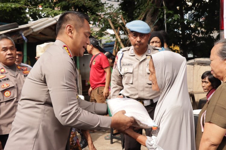 Polres Metro Jakarta Barat dan Polsek Metro Tamansari Gelar Bakti Sosial Salurkan 350 Paket Beras 'Bersatu Dalam Kepedulian'