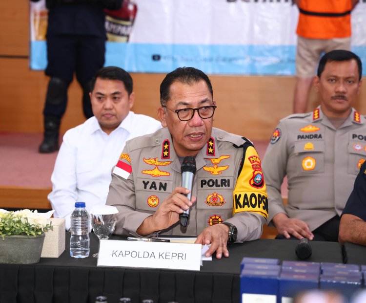 KAPOLDA KEPRI HADIRI KONFERENSI PERS PENGUNGKAPAN PENYENLUNDUPAN MINUMAN MENGANDUNG ETIL ALKOHOL