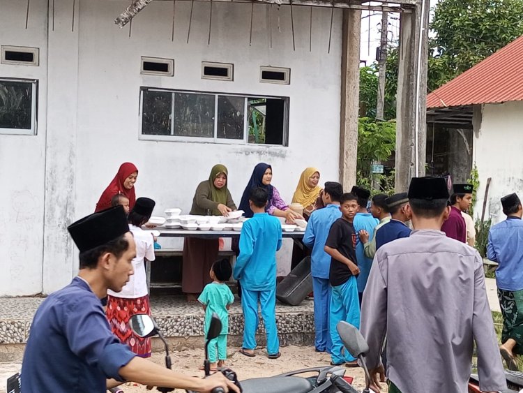 Giat Jumat Berkah Polsek Sungai Beduk Bersama Jama'ah Masjid AL-FAJAR Kav. Lama RT 01 RW 07 Sei Daun Kel. Tanjung Piayu