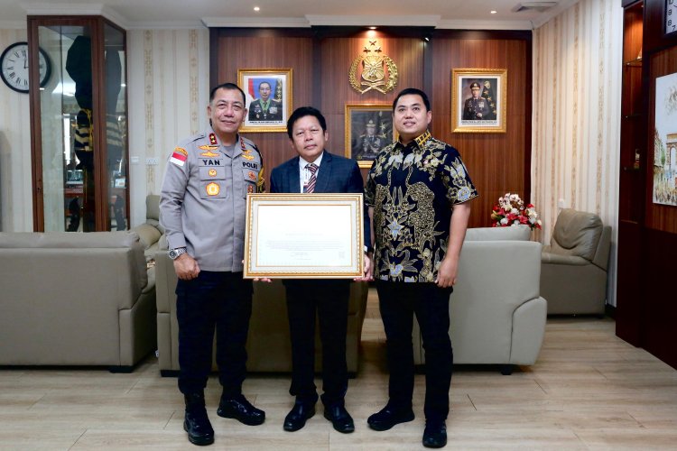 KAPOLDA KEPRI TERIMA PENGANUGERAHAN PRESISI AWARD DARI LEMKAPI