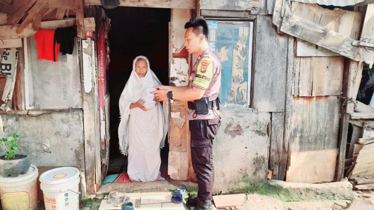 Berbagi Berkah Ramadhan: Aiptu Agus Riyanto Bagikan Makanan Buka Puasa di Slum Area