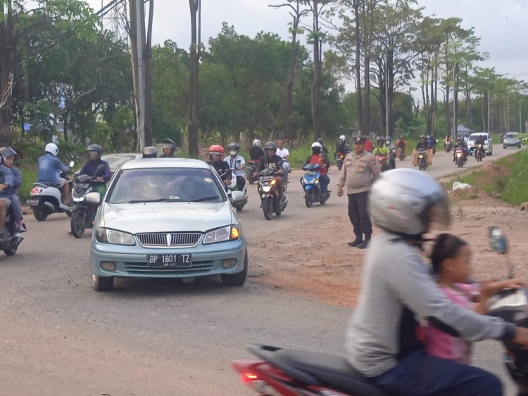 Personil Polsek Sungai Beduk Polresta Barelang Laksanakan Strong Point Pagi antisipasi kemacetan pada pagi hari