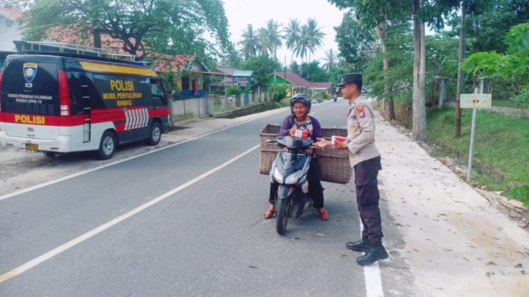 Anggota Polri Turun Kejalan Bagikan Takjil Kepada Masyarakat