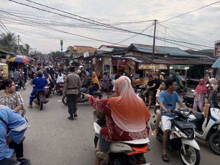 Personil Polsek Sungai Beduk Laksanakan Pengamanan Pasar Tumpah/Bazar Ramadhan di Wilayah Hukum Polsek Sei Beduk