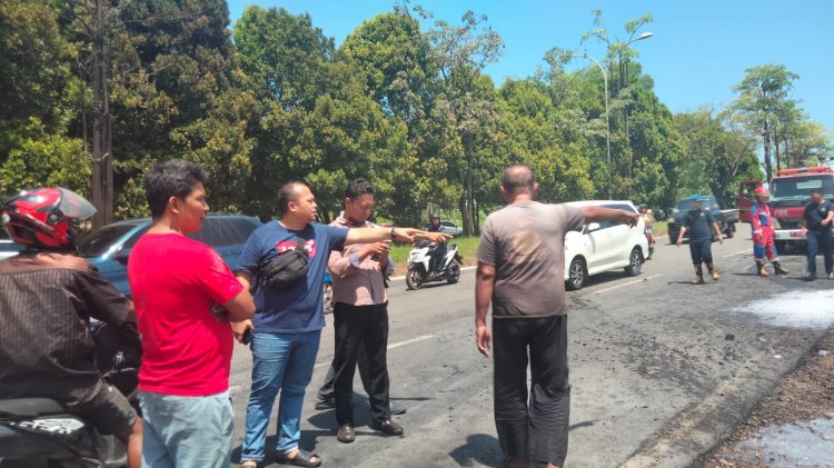 Gerak Cepat Polsek Bengkong Lakukan Penanganan Kebakaran Ban Bekas di Jalan Yos Sudarso