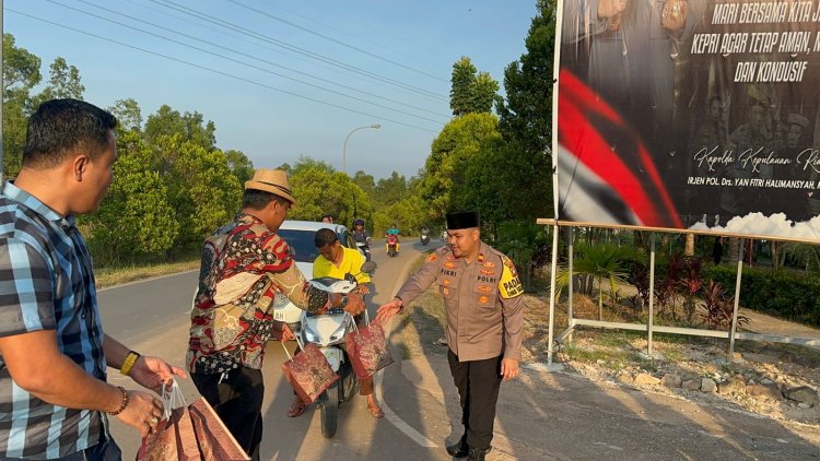 Polsek Sungai Beduk dan Bhayangkari Berbagi Berkah: Pembagian Takjil untuk Pengguna Jalan di Bulan Suci Ramadhan 1445 H/2024 M