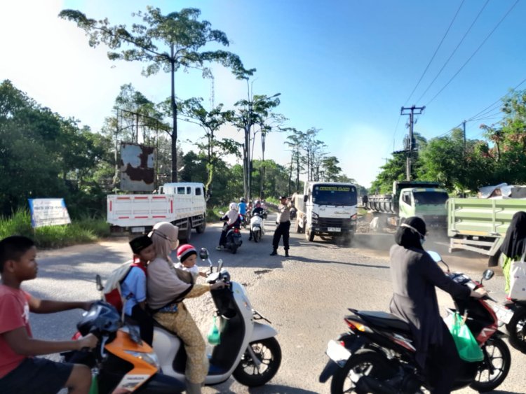 Personil Polsek Sungai Beduk Polresta Barelang Laksanakan Strong Point Pagi antisipasi kemacetan pada pagi hari