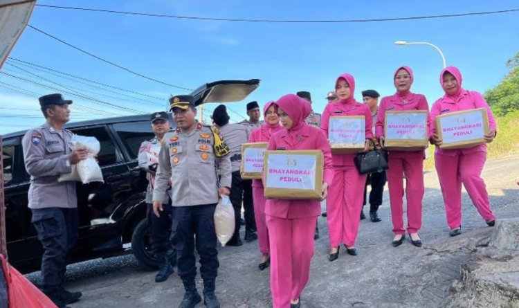 Polsek Lubuk baja dan Bhayangkari Menyalurkan Paket Sembako kepada Panti Asuhan Mahabbatul Haq