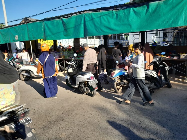 Berikan Rasa Aman dan Nyaman, Polsek Sungai Beduk Laksanakan Pengamanan di Pasar Tumpah Ramadhan