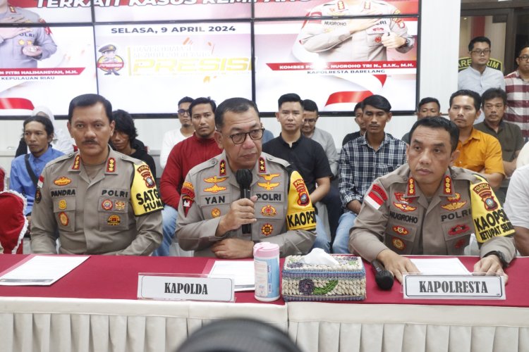 Kapolda Kepri Didampingi Kapolresta Barelang Gelar Konferensi Pers Berikan Restorative Justice Kepada 8 Orang Tersangka Yang di Tahan dalam Perkara Melawan Petugas Saat Pembukaan Blokir Jalan Rempang