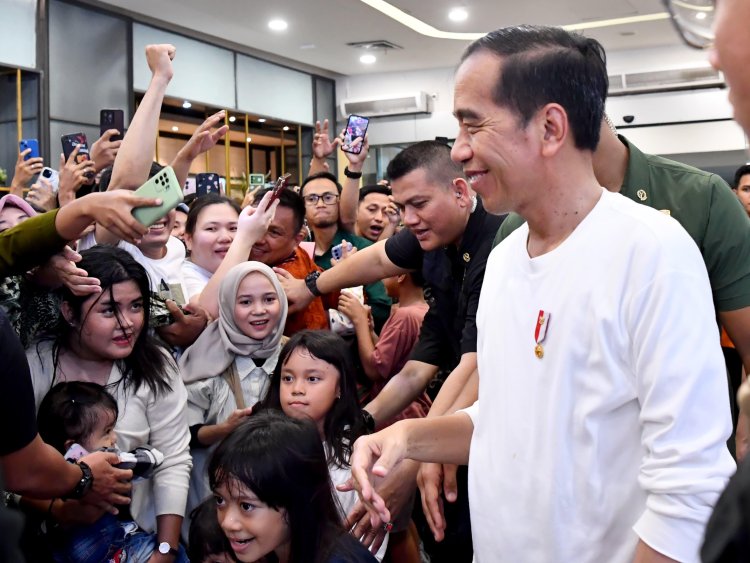 Presiden Jokowi Rayakan Minggu Malam dengan Makan Bakso dan Berinteraksi dengan Warga Gorontalo