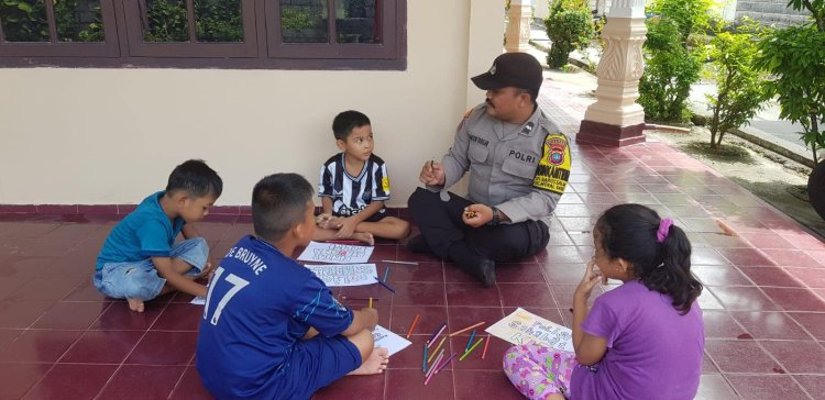 Polisi Sahabat Anak, Bhabinkamtibmas Polres Karimun Ajak Anak-Anak Bermain Dan Menggambar