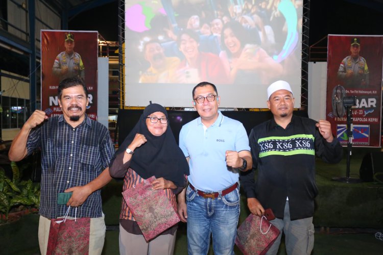 KAPOLDA KEPRI NONTON BARENG LAGA TIMNAS U-23 INDONESIA VS KOREA SELATAN BERSAMA MASYARAKAT BATU AJI DAN SAGULUNG DI SP PLAZA BATAM