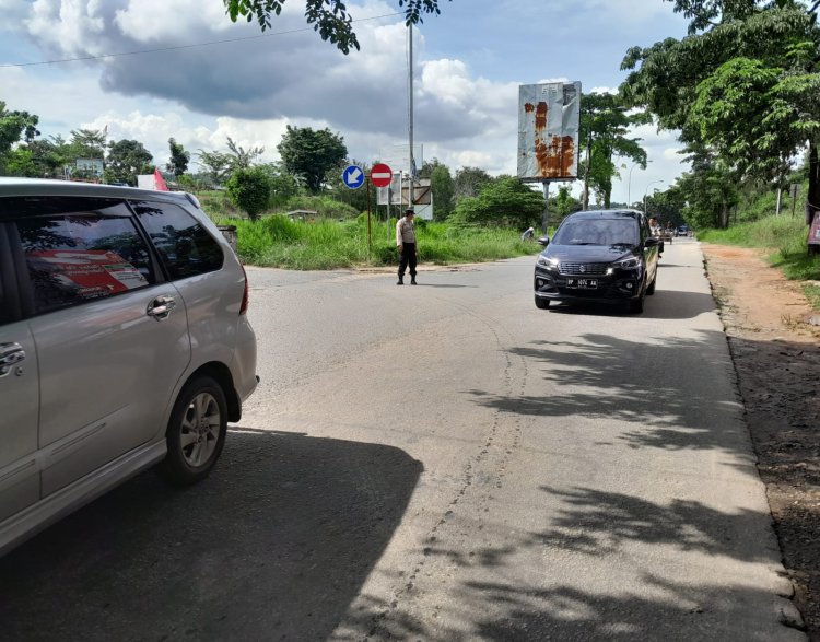 Personil Polsek Sungai Beduk Polresta Barelang Laksanakan Strong Point Pagi antisipasi kemacetan pada pagi hari