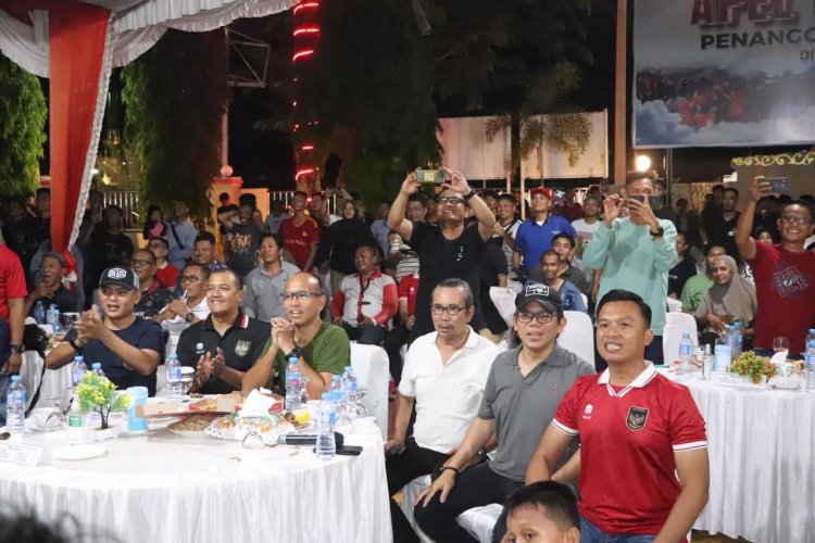 Polres Karimun Antusias Bersama Masyarakat Dukung Timnas Saat Nobar Semifinal Di Polres Karimun