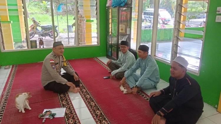 Sampaikan Himbauan, Bhabinkamtibmas Sei Harapan Silaturahmi dengan Pengurus Masjid