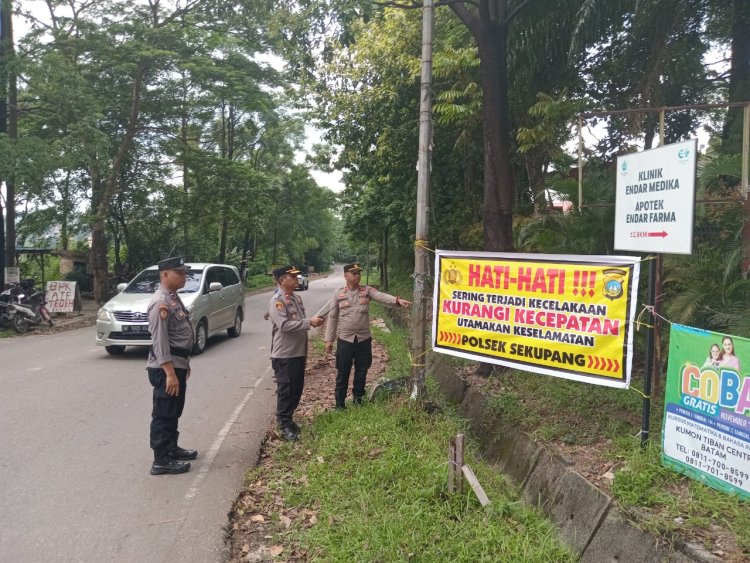 Minimalisir Tempat Rawan Kecelakaan, Kapolsek Sekupang Pasang Spanduk Himbauan