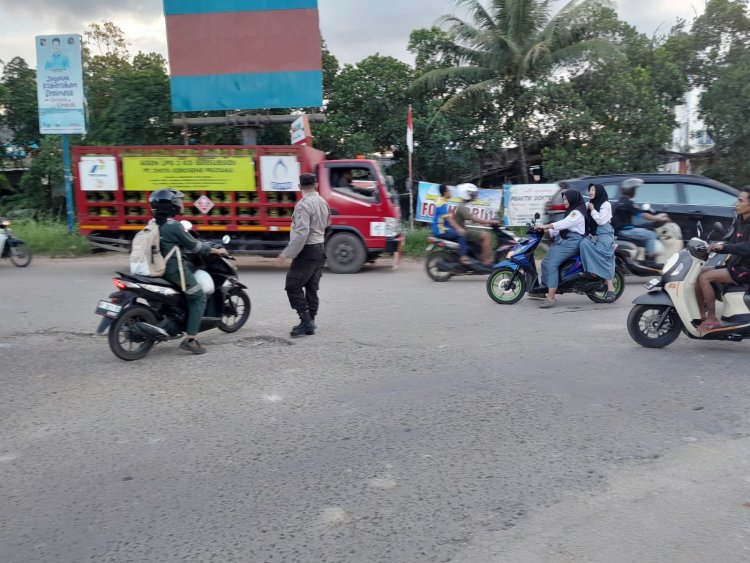 Personil Polsek Sungai Beduk Polresta Barelang Laksanakan Strong Point Pagi antisipasi kemacetan pada pagi hari