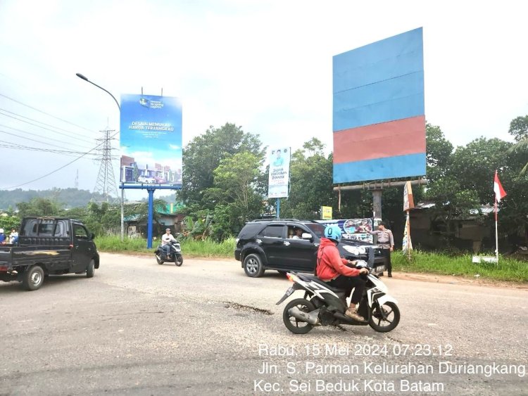 Personil Polsek Sungai Beduk Polresta Barelang Laksanakan Strong Point Pagi antisipasi kemacetan pada pagi hari